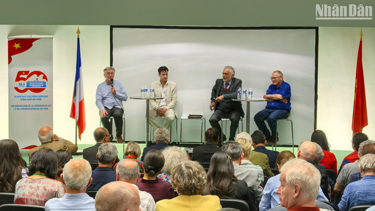 Sau phần chiếu phim "Thức lâu mới biết đêm dài", đạo diễn Daniel Roussel, nhà sử học Alain Ruscio và Giáo sư sử học Pierre Journoud nói về ý chí quyết chiến, quyết thắng của nhân dân Việt Nam, lòng yêu nước của kiều bào cũng như sự ủng hộ hết lòng của bạn bè Pháp. Sau phần chiếu phim "Thức lâu mới biết đêm dài", đạo diễn Daniel Roussel, nhà sử học Alain Ruscio và Giáo sư sử học Pierre Journoud nói về ý chí quyết chiến, quyết thắng của nhân dân Việt Nam, lòng yêu nước của kiều bào cũng như sự ủng hộ hết lòng của bạn bè Pháp.