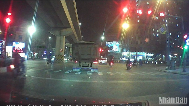 Một xe tải ngang nhiên vượt đèn đỏ tại ngã tư Lê Trọng Tấn-Quang Trung (quận Hà Đông). (Ảnh: LÊ ĐỨC) Một xe tải ngang nhiên vượt đèn đỏ tại ngã tư Lê Trọng Tấn-Quang Trung (quận Hà Đông). (Ảnh: LÊ ĐỨC)