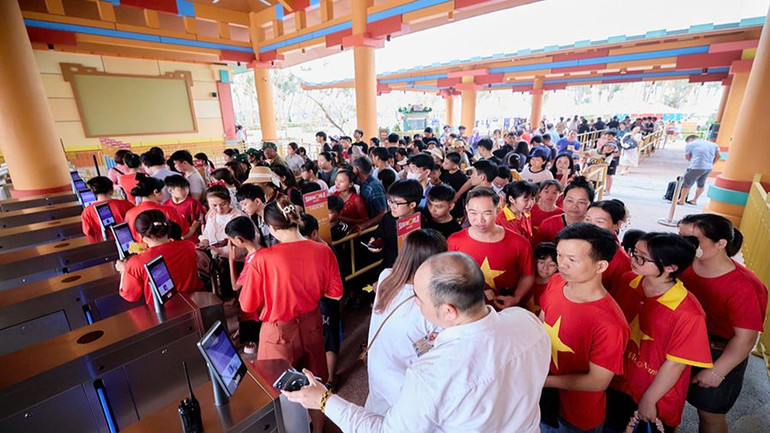 Du khách xếp hàng mua vé vào Sun World Hà Nam trong ngày đầu khai trương.