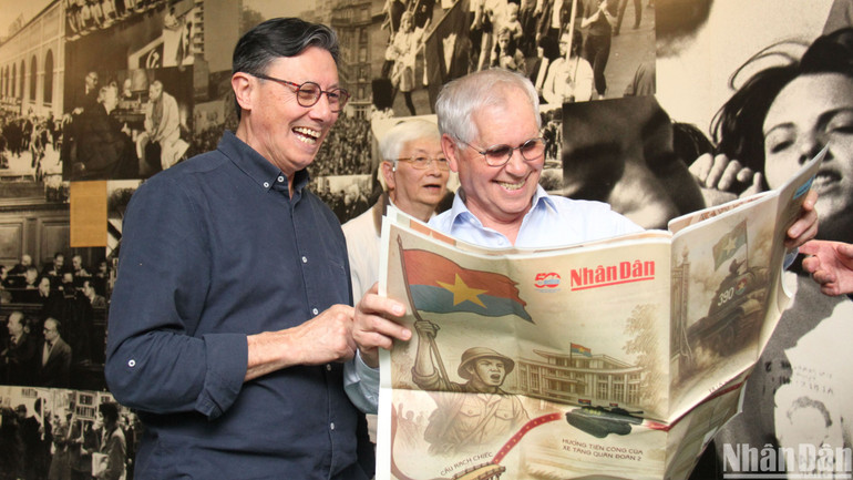 Những người bạn Pháp gắn bó với Việt Nam rất ấn tượng với phụ san đặc biệt của Báo Nhân Dân tôn vinh 50 năm Ngày Giải phóng miền nam, thống nhất đất nước (30/4/1975-30/4/2025). Những người bạn Pháp gắn bó với Việt Nam rất ấn tượng với phụ san đặc biệt của Báo Nhân Dân tôn vinh 50 năm Ngày Giải phóng miền nam, thống nhất đất nước (30/4/1975-30/4/2025).