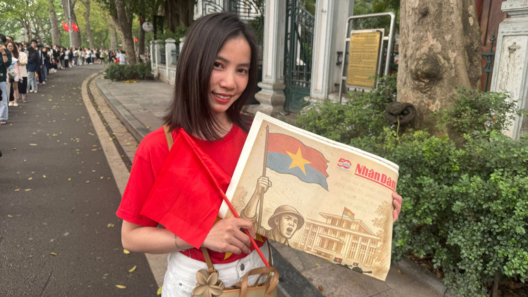 Bạn Trương Thị Học, 29 tuổi, kỹ sư điện tử đến từ Hà Nam thích thú bên phụ san đặc biệt của Báo Nhân Dân. Bạn Trương Thị Học, 29 tuổi, kỹ sư điện tử đến từ Hà Nam thích thú bên phụ san đặc biệt của Báo Nhân Dân.