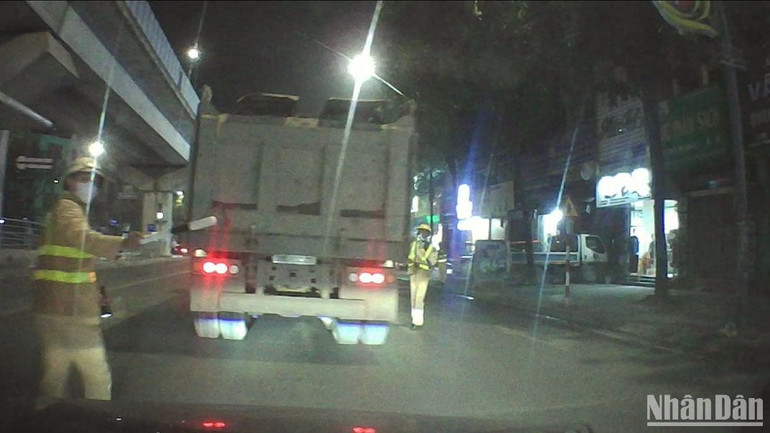 Một xe tải "vượt qua" được chốt cảnh sát giao thông, ngay sau đó lại vượt đèn đỏ. (Ảnh: LÊ ĐỨC) Một xe tải "vượt qua" được chốt cảnh sát giao thông, ngay sau đó lại vượt đèn đỏ. (Ảnh: LÊ ĐỨC)