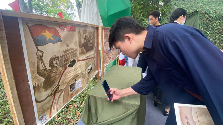 Các bạn trẻ trải nghiệm công nghệ tại triển lãm của Báo Nhân Dân. Các bạn trẻ trải nghiệm công nghệ tại triển lãm của Báo Nhân Dân.