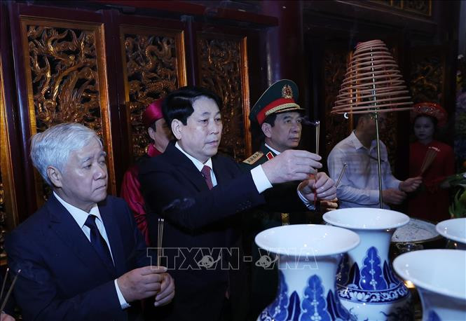 Chủ tịch nước Lương Cường cùng lãnh đạo Đảng, Nhà nước dâng hương tại Đền Thượng trong Khu di tích lịch sử quốc gia đặc biệt Đền Hùng. (Ảnh: TTXVN)