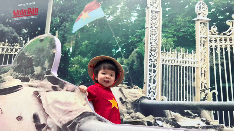 Một bạn nhỏ được bố mẹ dẫn đến tham quan triển lãm đặc biệt của Báo Nhân Dân. Một bạn nhỏ được bố mẹ dẫn đến tham quan triển lãm đặc biệt của Báo Nhân Dân.