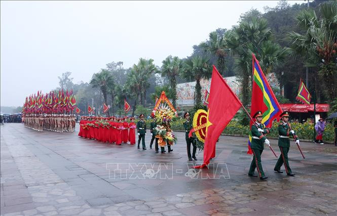 Đoàn dâng hương khởi hành lên núi Nghĩa Lĩnh. (Ảnh: TTXVN)