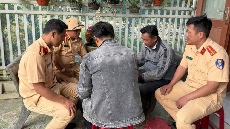 Tài xế cố tình vượt đường ngang bị xử phạt theo quy định. (Nguồn: Tổng Công ty Đường sắt Việt Nam)