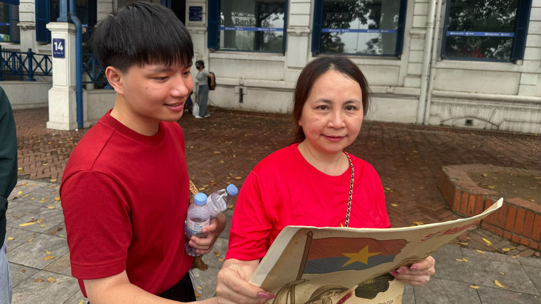 Chị Trần Thị Hoa (thành phố Vinh, Nghệ An) vượt một quãng đường xa cùng con trai đến tham quan triển lãm. Chị Trần Thị Hoa (thành phố Vinh, Nghệ An) vượt một quãng đường xa cùng con trai đến tham quan triển lãm.