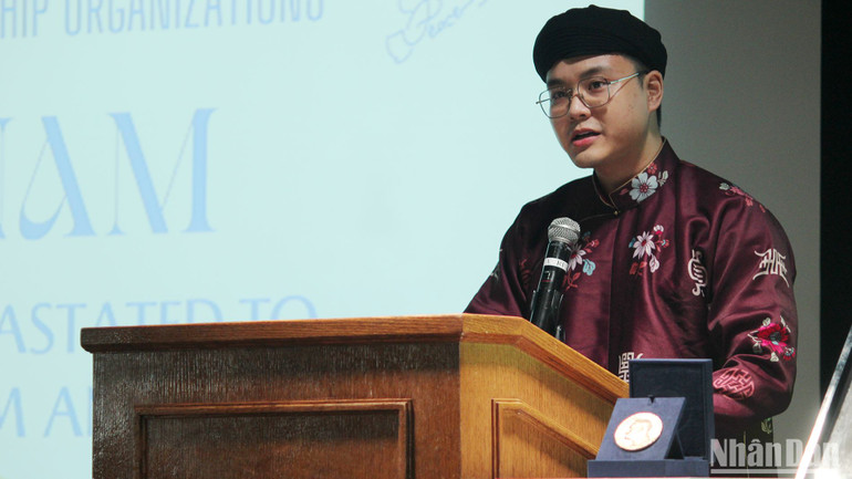 Đại diện Đoàn Thanh niên VUFO trình bày giới thiệu về Việt Nam.