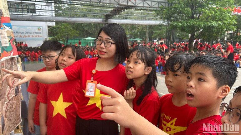 Lần đầu tiên cô và trò được trải nghiệm những sản phẩm báo chí với công nghệ hiện đại.