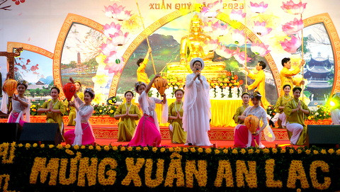 Tiết mục văn nghệ chào mừng khai mạc lễ hội chùa Bái Đính.