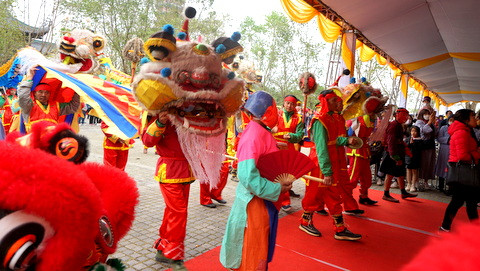 Một góc hội chùa Bái Đính thu hút đông đảo khách du lịch tham dự.