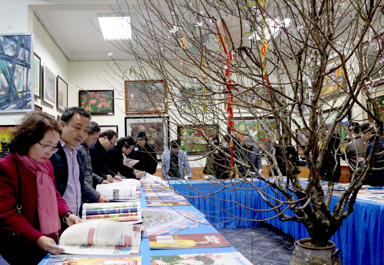 Các đại biểu tham quan gian trưng bày Hội báo Xuân Ninh Bình.