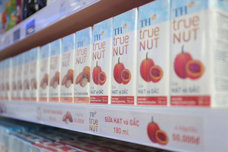 Bộ sản phẩm sữa hạt TH true NUT hoàn toàn không sử dụng đường tinh luyện mà có vị ngọt tự nhiên từ quả chà là đã mở đầu cho cuộc cách mạng các sản phẩm không dùng đường, góp phần cân chỉnh thói quen tiêu dùng và giảm các bệnh mãn tính không lây của thế kỷ 21 như béo phì, tiểu đường, tim mạch… Bộ sản phẩm sữa hạt TH true NUT hoàn toàn không sử dụng đường tinh luyện mà có vị ngọt tự nhiên từ quả chà là đã mở đầu cho cuộc cách mạng các sản phẩm không dùng đường, góp phần cân chỉnh thói quen tiêu dùng và giảm các bệnh mãn tính không lây của thế kỷ 21 như béo phì, tiểu đường, tim mạch…