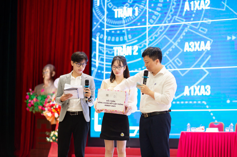 TS Nguyễn Trung Hiếu, Phó Trưởng khoa Kỹ thuật điện tử, Trưởng ban tổ chức cuộc thi bốc thăm chia các đội vào hai bảng đấu