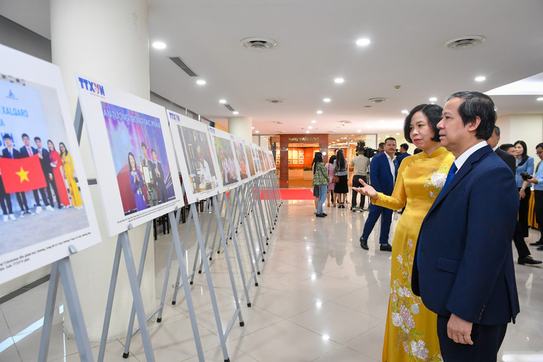 Đồng chí Vũ Việt Trang, Tổng Giám đốc Thông tấn xã Việt Nam và đồng chí Nguyễn Kim Sơn, Bộ trưởng Giáo dục và Đào tạo. (Ảnh: THÀNH ĐẠT) Đồng chí Vũ Việt Trang, Tổng Giám đốc Thông tấn xã Việt Nam và đồng chí Nguyễn Kim Sơn, Bộ trưởng Giáo dục và Đào tạo. (Ảnh: THÀNH ĐẠT)