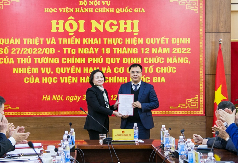 Bộ trưởng Phạm Thị Thanh Trà trao Quyết định bổ nhiệm ông Nguyễn Quốc Sửu giữ chức vụ Phó Giám đốc Học viện Hành chính Quốc gia