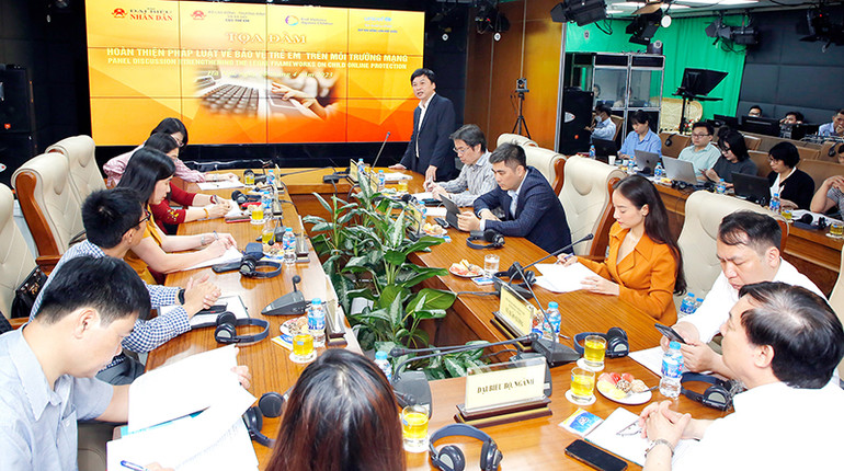 Các đại biểu dự tọa đàm. Các đại biểu dự tọa đàm.