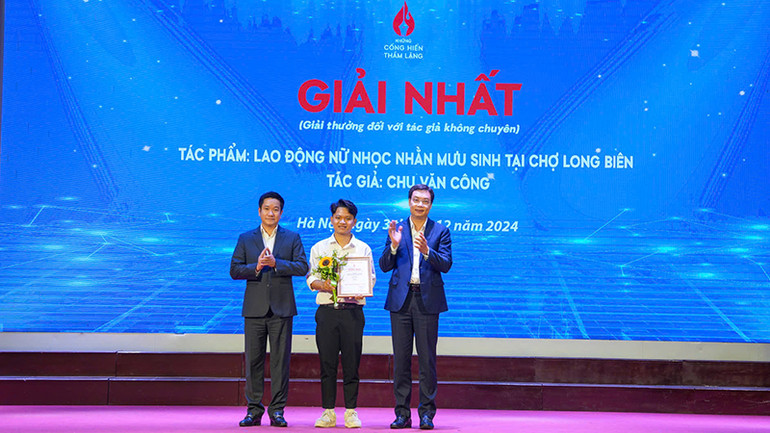 Trao giải Nhất cho tác giả đoạt giải nhóm cây bút không chuyên. (Ảnh: Ban tổ chức)