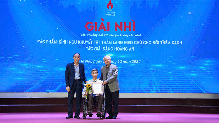 Tác giả khuyết tật Đặng Hoàng An nhận giải tại chương trình. (Ảnh: Ban tổ chức)