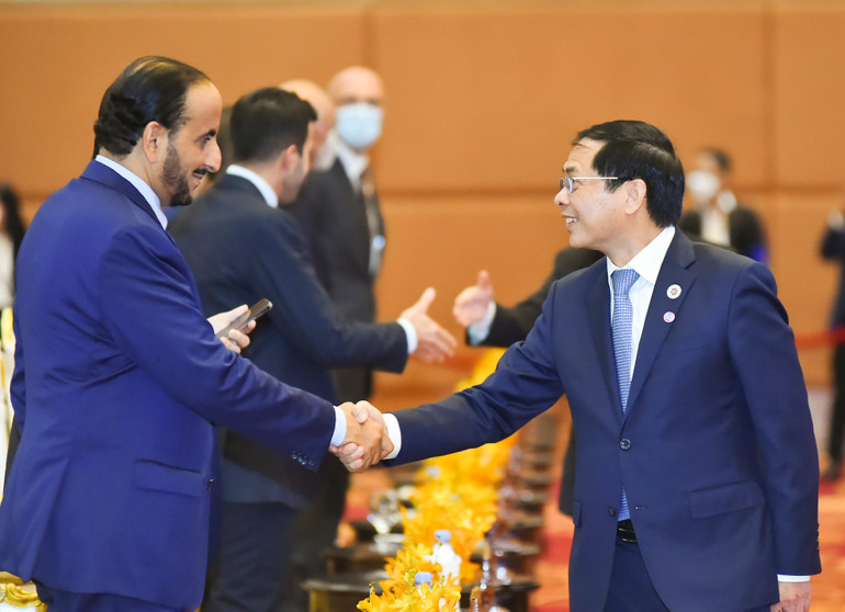 Bộ trưởng Bùi Thanh Sơn tiếp xúc với đại diện các nước tham dự Hội nghị.