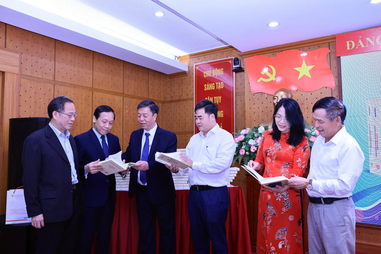 Các đại biểu xem sách tại buổi lễ ra mắt sách. Các đại biểu xem sách tại buổi lễ ra mắt sách.