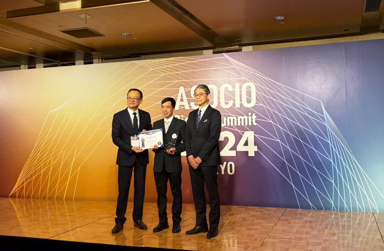 Đại diện Học viện Công nghệ Bưu chính viễn thông nhận Giải thưởng Giáo dục số.