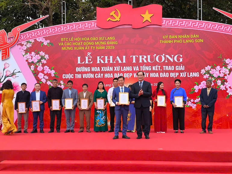 Trao giải thưởng vườn cây hoa đào đẹp dịp khai trương "Đường hoa xuân xứ Lạng" năm 2025.