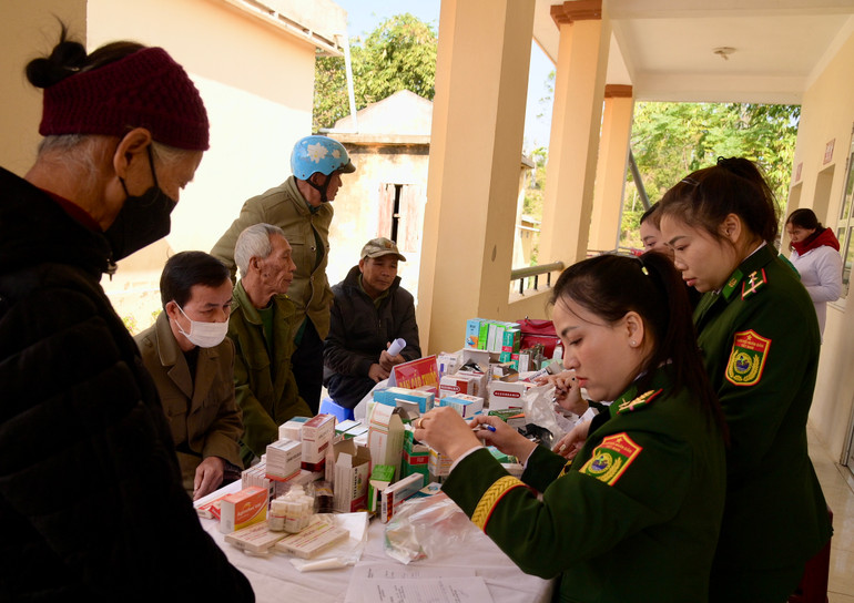 Hội viên Hội Phụ nữ Bộ đội Biên phòng tỉnh Lạng Sơn tham gia chăm sóc sức khỏe cho nhân dân. Hội viên Hội Phụ nữ Bộ đội Biên phòng tỉnh Lạng Sơn tham gia chăm sóc sức khỏe cho nhân dân.