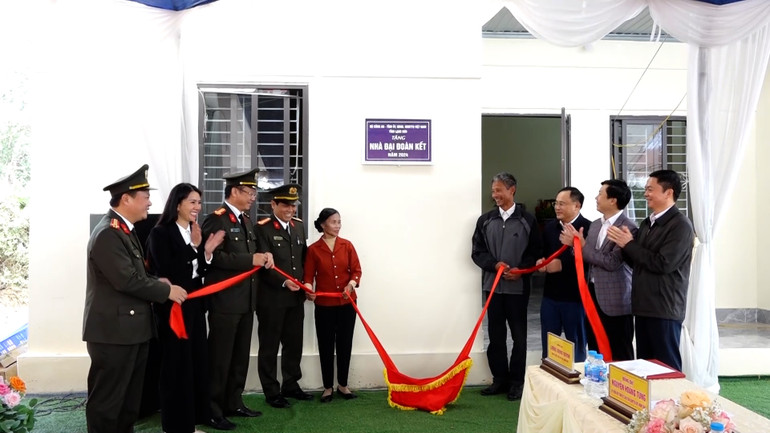 Lãnh đạo tỉnh Lạng Sơn bàn giao nhà Đại đoàn kết cho hộ gia đình bà Nguyễn Thị Dung, thị trấn Na Dương, huyện Lộc Bình.