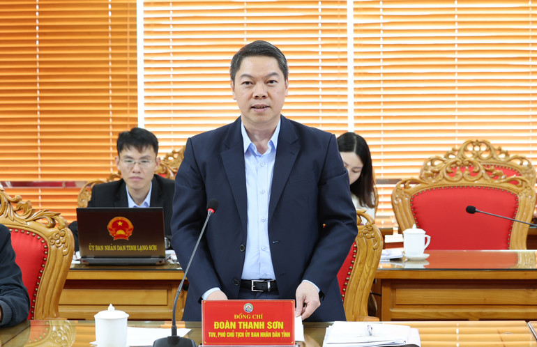 Đồng chí Đoàn Thanh Sơn, Phó Chủ tịch Ủy ban nhân dân tỉnh Lạng Sơn trao đổi tại buổi làm việc.