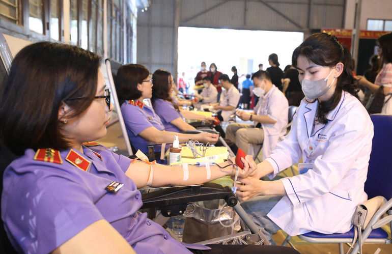 Cán bộ ngành kiểm sát tỉnh Lạng Sơn tham gia hiến máu tình nguyện.