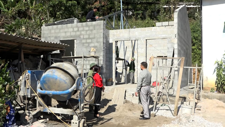 Xây nhà Đại đoàn kết tại địa bàn huyện Bình Gia.