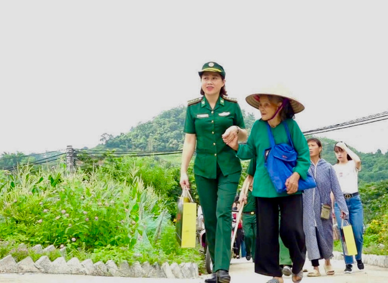 Thiếu tá Trần Thị Bích Thảo, Chủ tịch Hội Phụ nữ Bộ đội Biên phòng tỉnh Lạng Sơn tới thăm bà con nhân dân biên giới. Thiếu tá Trần Thị Bích Thảo, Chủ tịch Hội Phụ nữ Bộ đội Biên phòng tỉnh Lạng Sơn tới thăm bà con nhân dân biên giới.