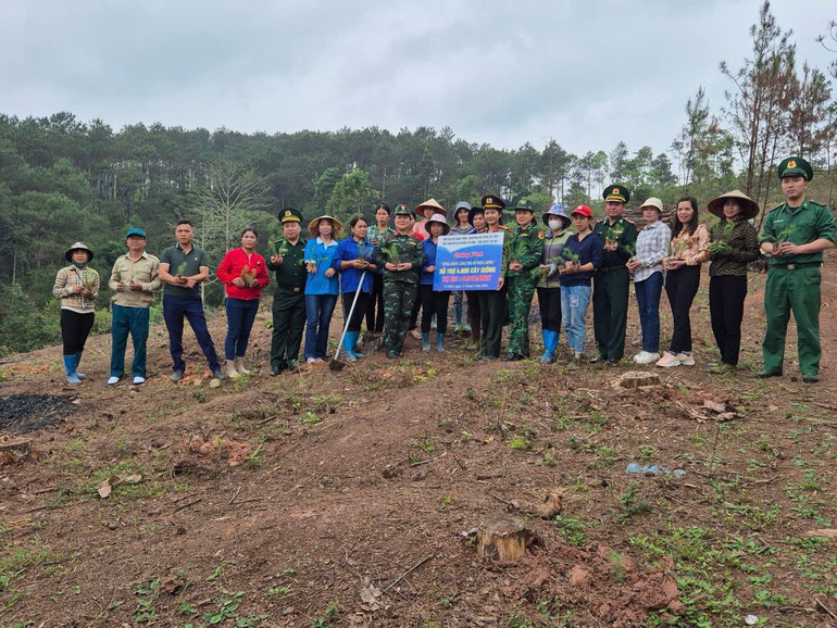 Thiếu tá Trần Thị Bích Thảo tham gia dự án "10.000 cây giống hồi quế hỗ trợ phụ nữ vùng biên”. Thiếu tá Trần Thị Bích Thảo tham gia dự án "10.000 cây giống hồi quế hỗ trợ phụ nữ vùng biên”.