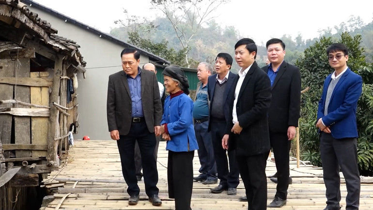 Lãnh đạo tỉnh Lạng Sơn đi thị sát tình hình triển khai chương trình "Xóa nhà tạm, nhà dột nát" tại huyện Văn Quan.