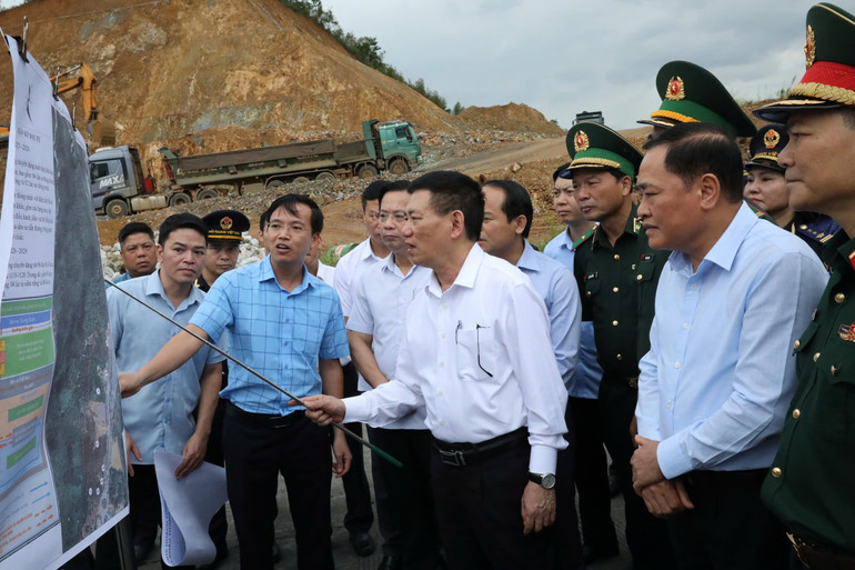 Đồng chí Hồ Đức Phớc, Phó Thủ tướng Chính phủ kiểm tra việc triển khai thực hiện xây dựng cửa khẩu thông minh tại tỉnh Lạng Sơn vào tháng 9/2024.