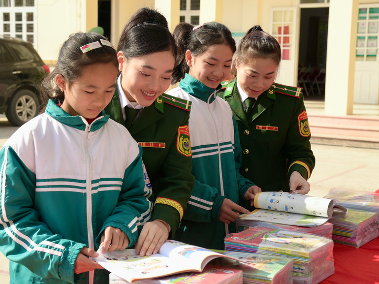 Nữ chiến sĩ Bộ đội Biên phòng tỉnh Lạng Sơn tặng sách cho thiếu nhi biên giới. Nữ chiến sĩ Bộ đội Biên phòng tỉnh Lạng Sơn tặng sách cho thiếu nhi biên giới.