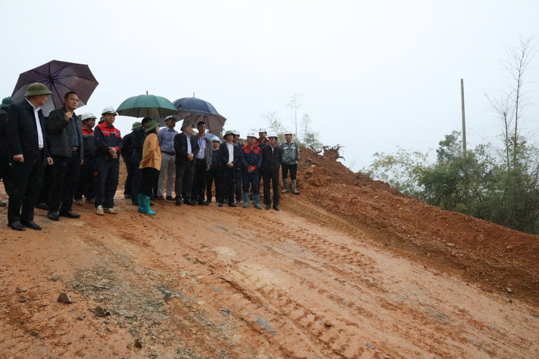 Đoàn công tác của Ủy ban nhân dân tỉnh Lạng Sơn kiểm tra dự án cao tốc cửa khẩu Hữu Nghị-Chi Lăng đoạn qua huyện Chi Lăng.