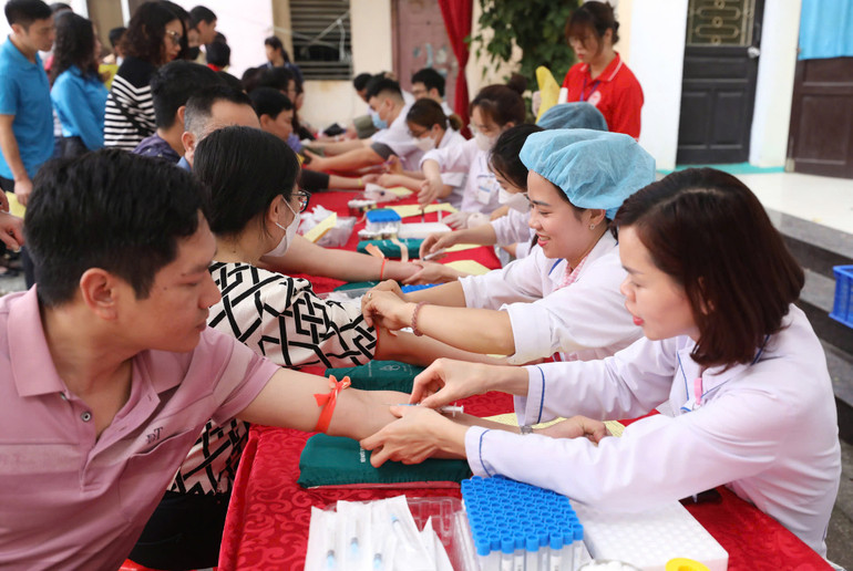 Cán bộ, đoàn viên, người lao động tỉnh Lạng Sơn tham gia hiến máu tình nguyện tại ngày hội.