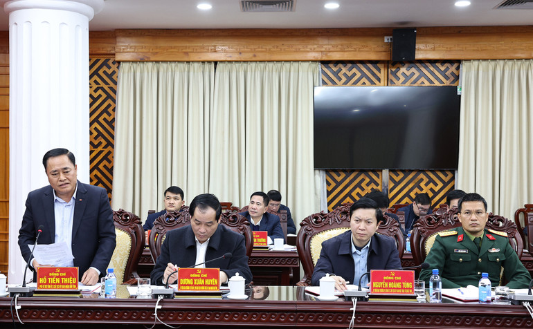 Các đại biểu thảo luận giải pháp triển khai xóa nhà tạm, nhà dột nát và phát triển nhà ở xã hội trên địa bàn tỉnh Lạng Sơn.