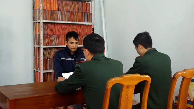 Đối tượng Lường Văn Năm khai nhận tại trụ sở cơ quan điều tra.