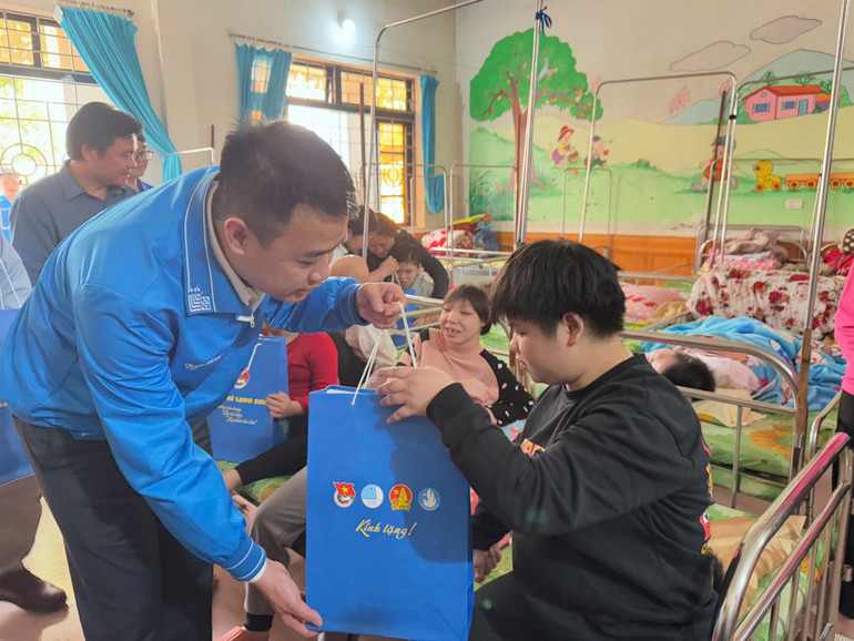 Đại diện lãnh đạo Tỉnh đoàn Lạng Sơn tặng quà cho trẻ em có hoàn cảnh khó khăn ở huyện Tràng Định.