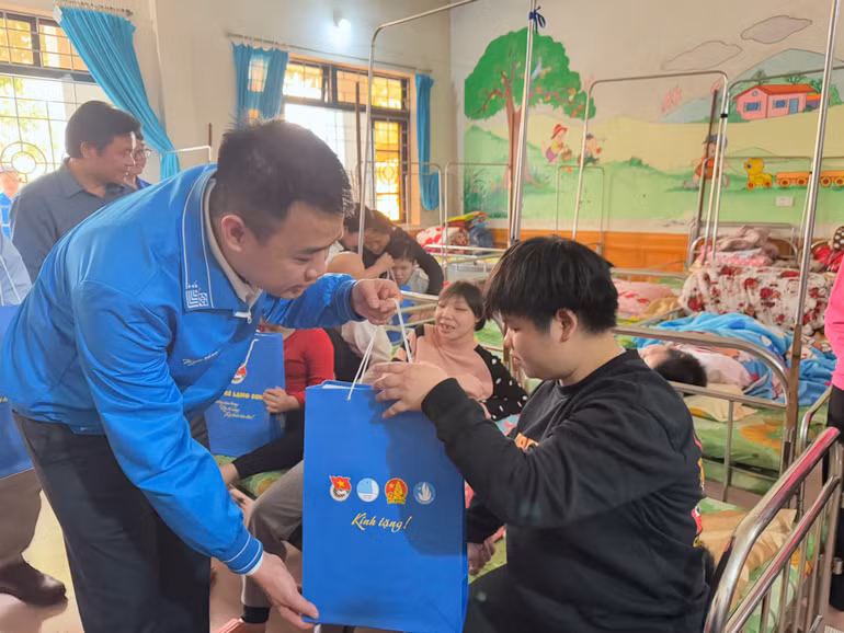 Đại diện lãnh đạo Tỉnh đoàn Lạng Sơn tặng quà cho trẻ em có hoàn cảnh khó khăn ở huyện Tràng Định.