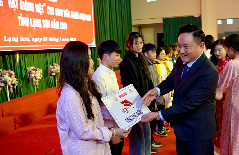 Đồng chí Phan Văn Hùng, Phó Tổng Biên tập Báo Nhân Dân, Chủ tịch Quỹ Hạt giống Việt-Báo Nhân Dân trao học bổng cho các sinh viên.