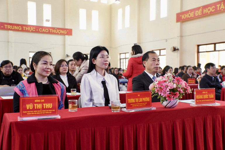 Lãnh đạo Sở Giáo dục và Đào tạo tỉnh Lạng Sơn và lãnh đạo Techcombank.