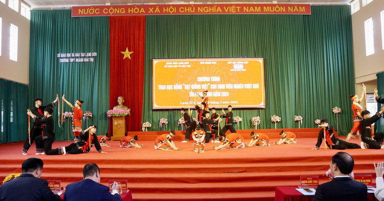 Chương trình Trao học bổng "Hạt giống Việt" cho sinh viên nghèo vượt khó tỉnh Lạng Sơn.