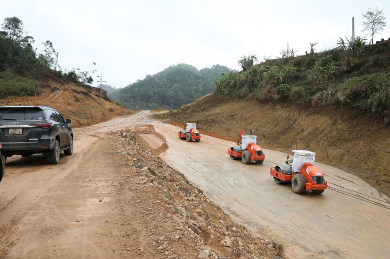 Hiện trạng thi công dự án cao tốc cửa khẩu Hữu Nghị-Chi Lăng đoạn qua huyện Cao Lộc.