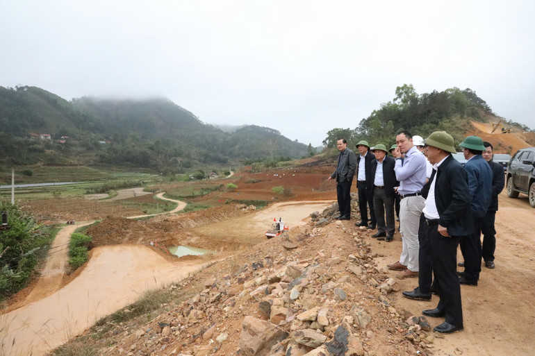 Đoàn công tác của Ủy ban nhân dân tỉnh Lạng Sơn kiểm tra dự án cao tốc cửa khẩu Hữu Nghị Chi Lăng đoạn qua huyện Cao Lộc.