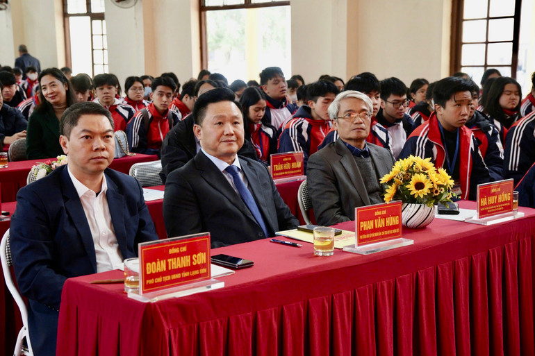 Lãnh đạo Quỹ Hạt giống Việt-Báo Nhân Dân và lãnh đạo Ủy ban nhân dân tỉnh Lạng Sơn.